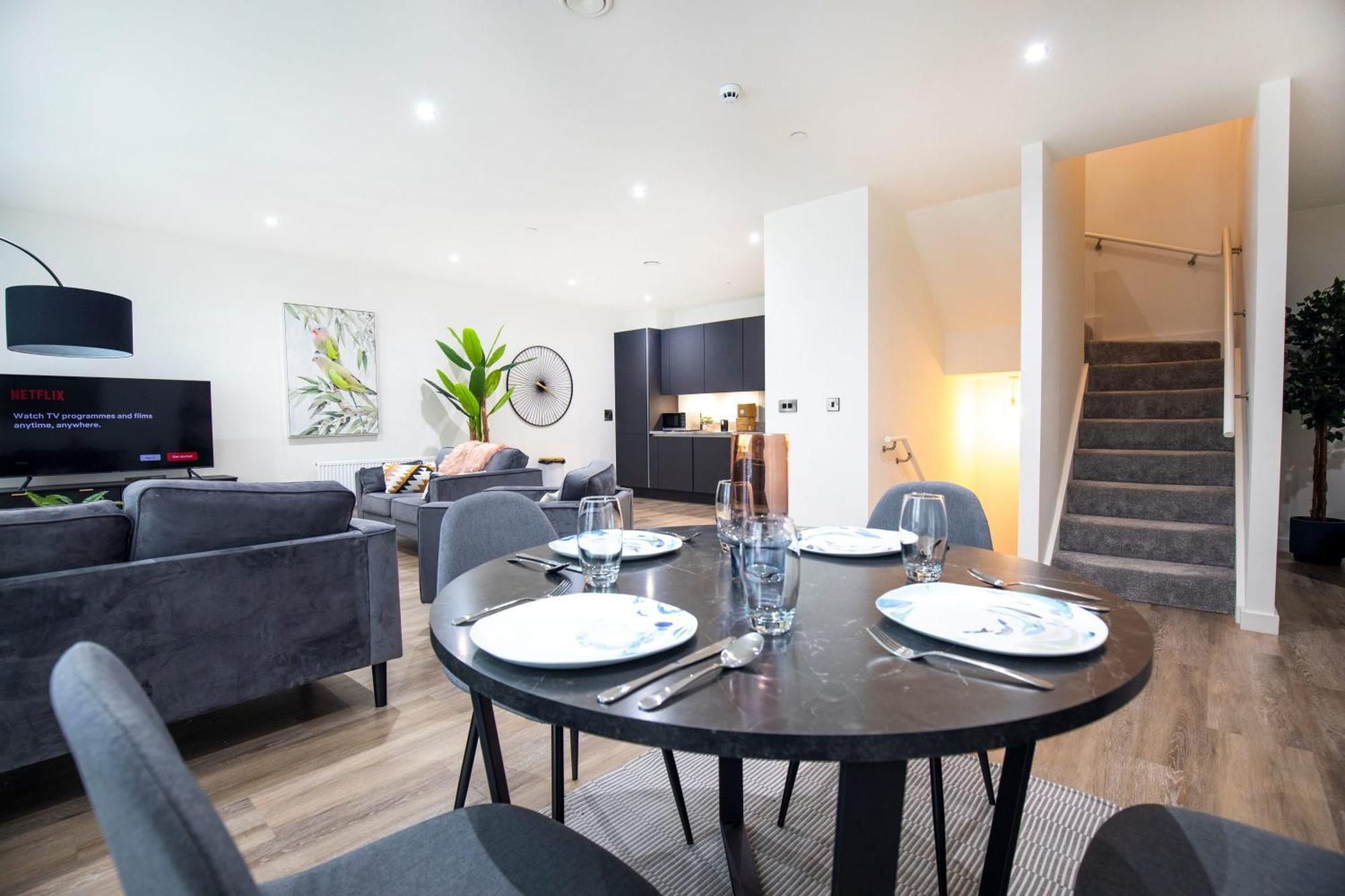 Luxury Free Parking Townhouse Villa แมนเชสเตอร์ ภายนอก รูปภาพ