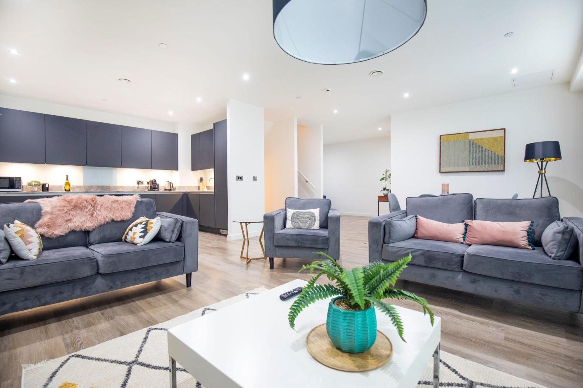 Luxury Free Parking Townhouse Villa แมนเชสเตอร์ ภายนอก รูปภาพ